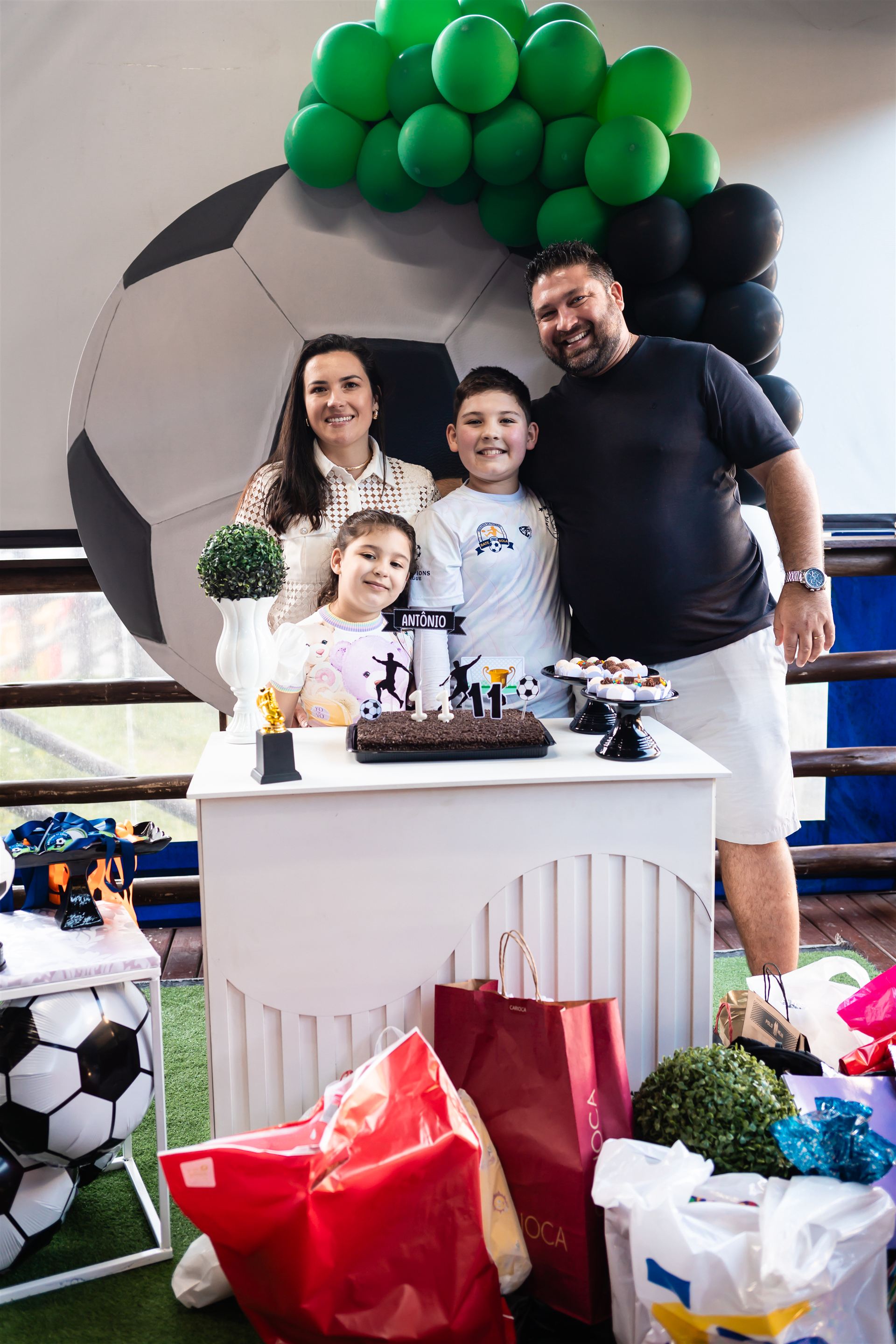 Família celebrando aniversário infantil temático de futebol no salão Maria da Festa