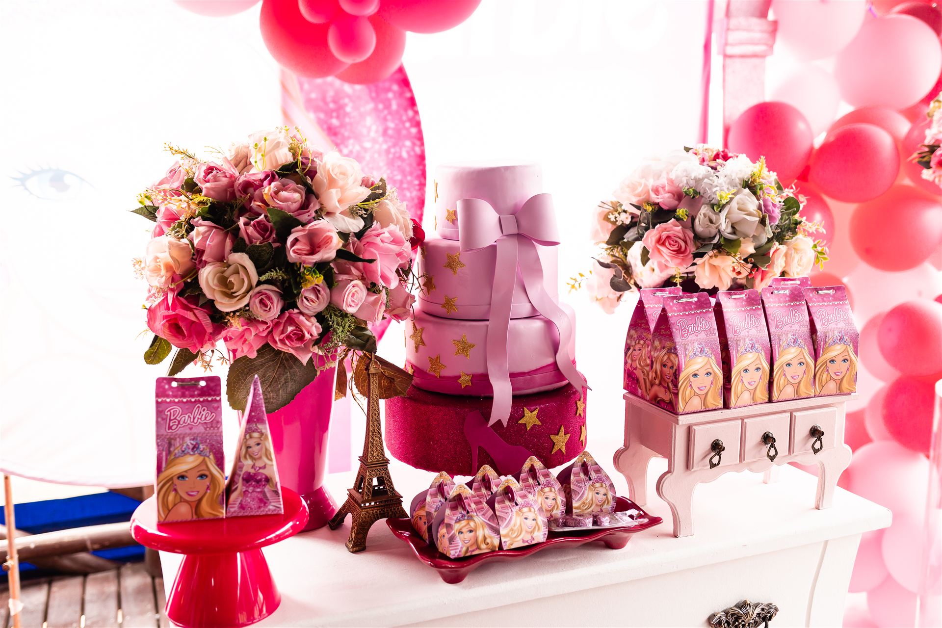 Mesa de doces com bolo três andares na festa temática Barbie em São José SC