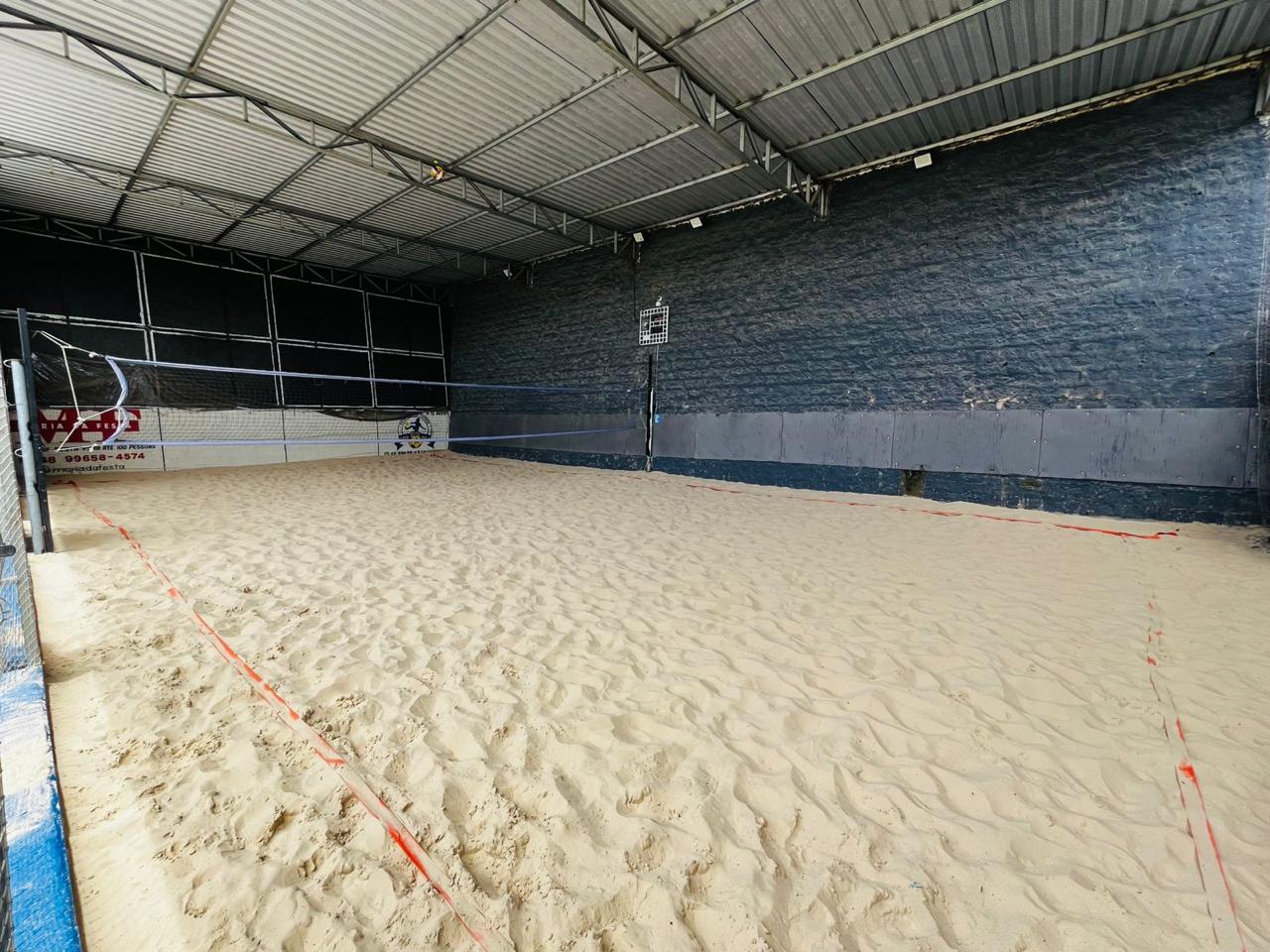 Quadra de areia coberta para beach tennis, futevôlei e eventos em São José SC