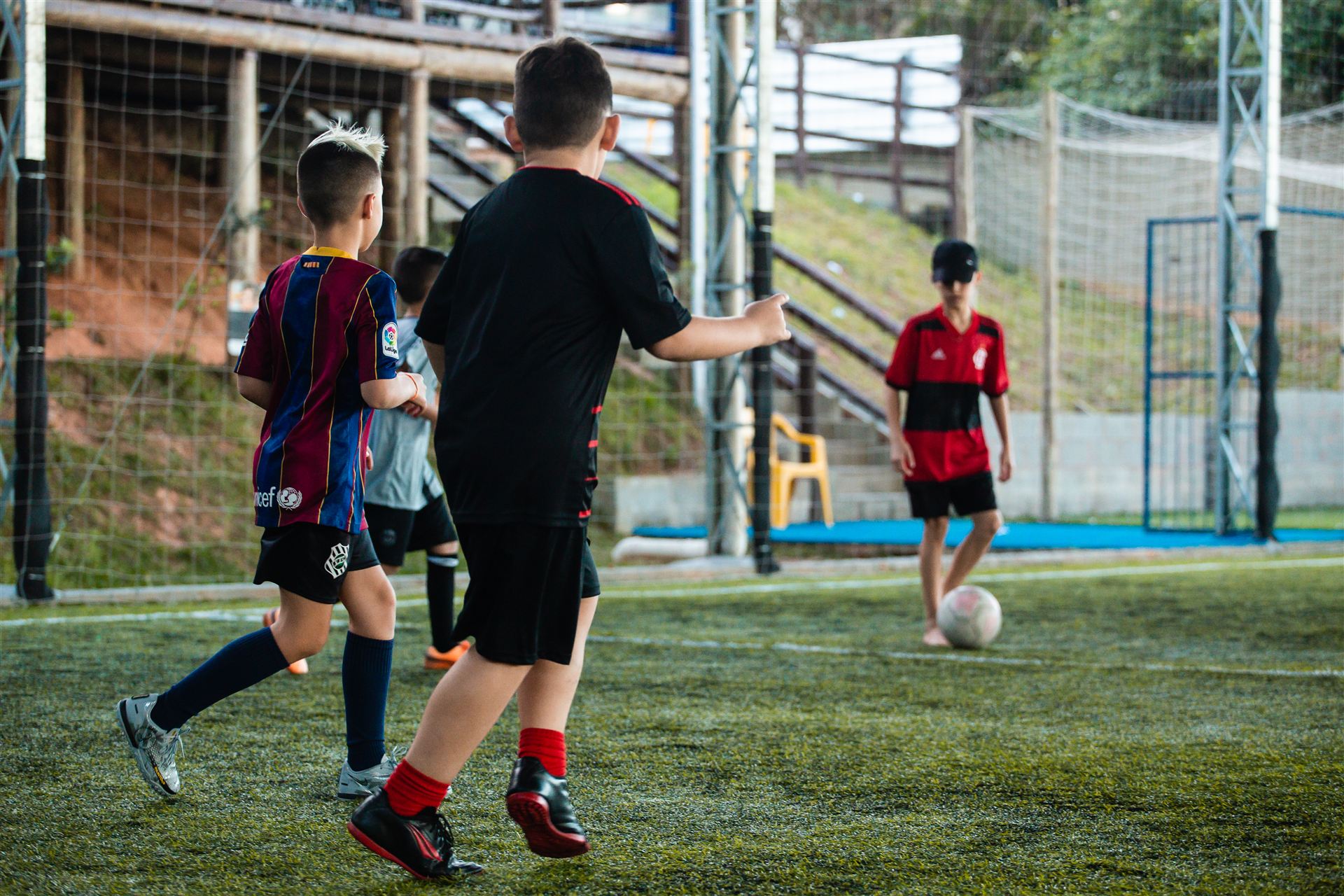Crianças jogando futebol no aniversário na quadra society em São José SC