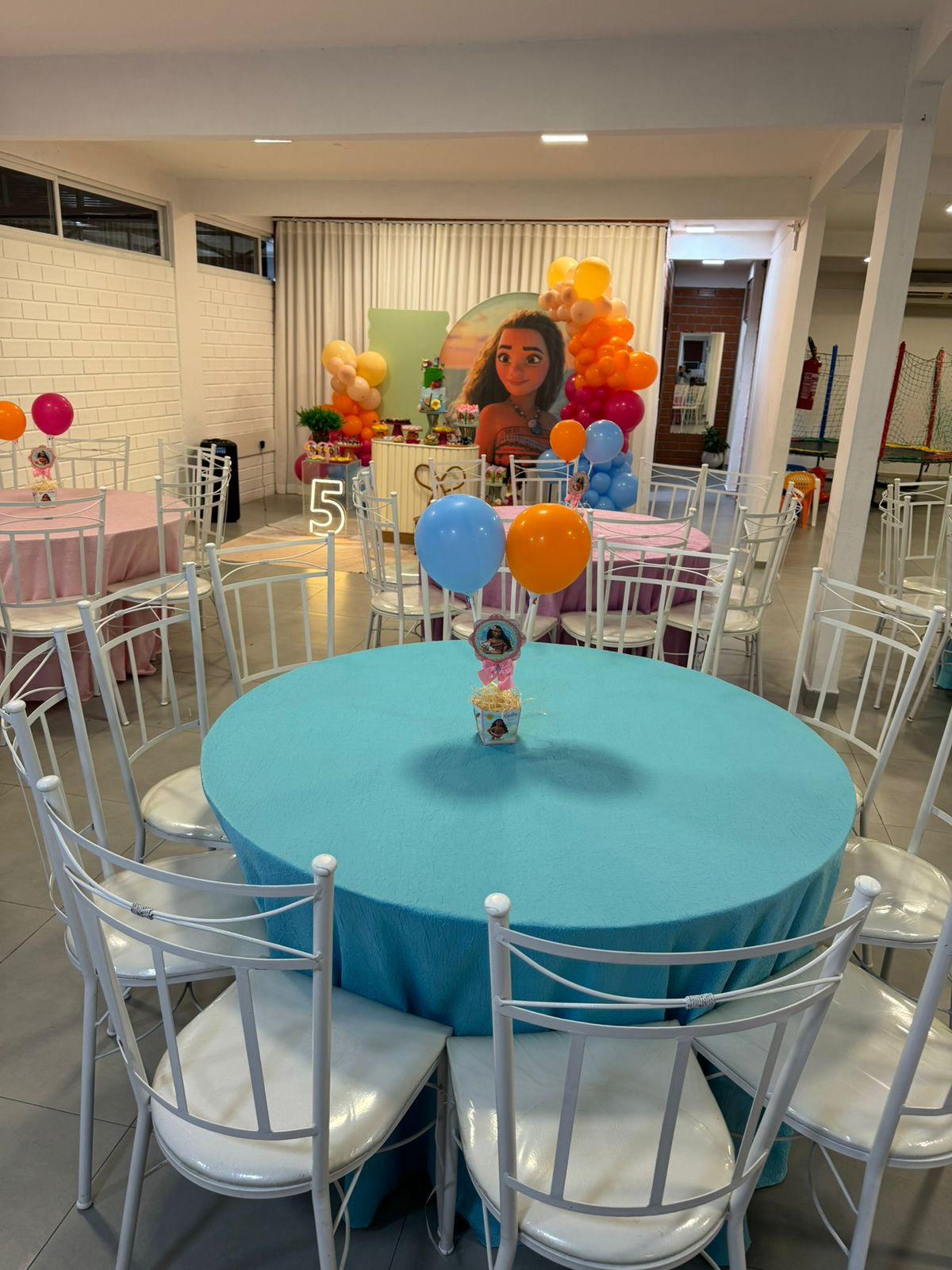 Aniversário infantil com tema Moana, decoração no salão Maria da Festa