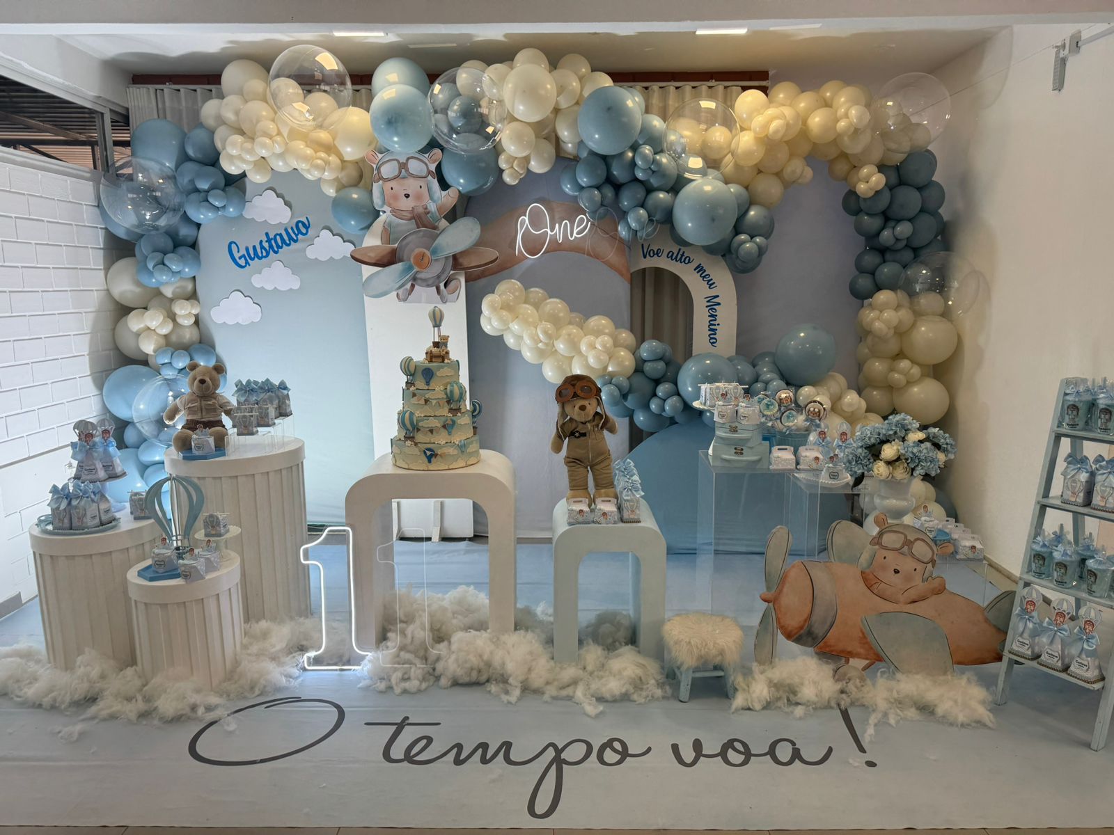 Mesa de doces decorada no salão de festas Maria da Festa