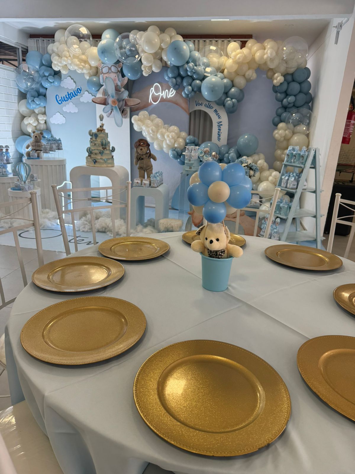 Mesa dourada decorada para aniversário de 1 ano, salão Maria da Festa