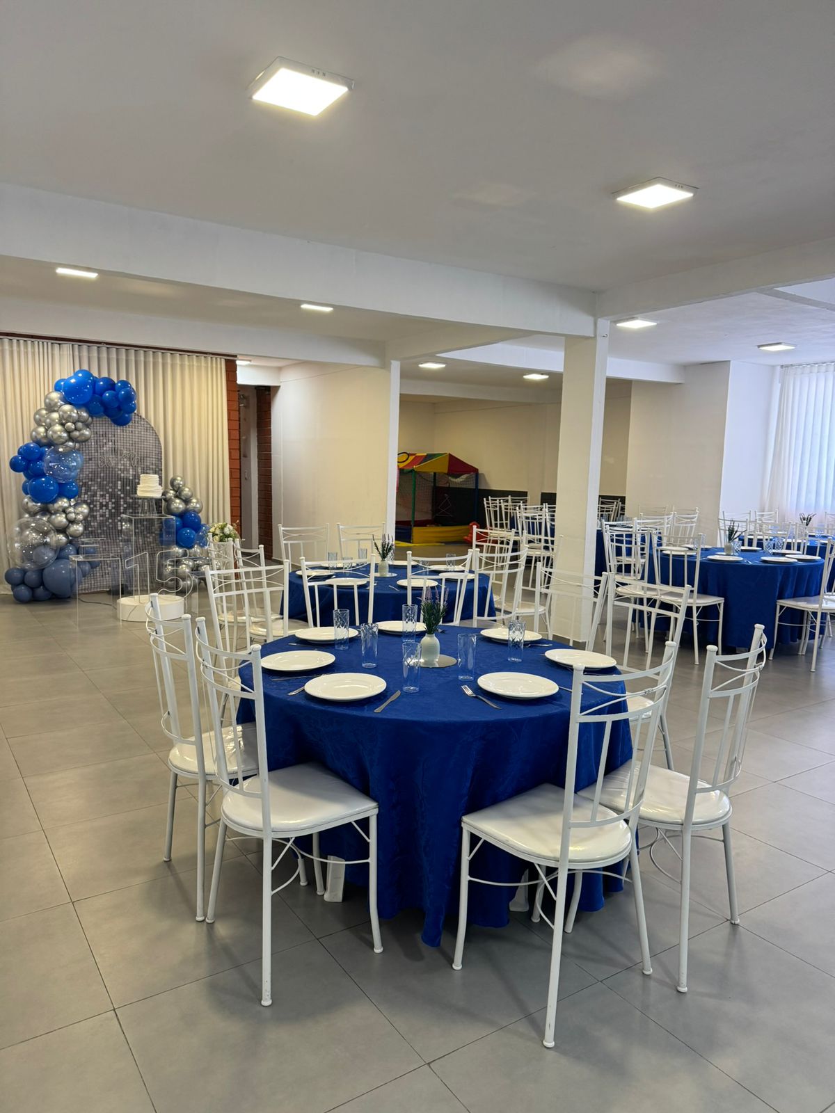 Salão de festas Maria da Festa com mesas postas e área kids ao fundo em São José SC